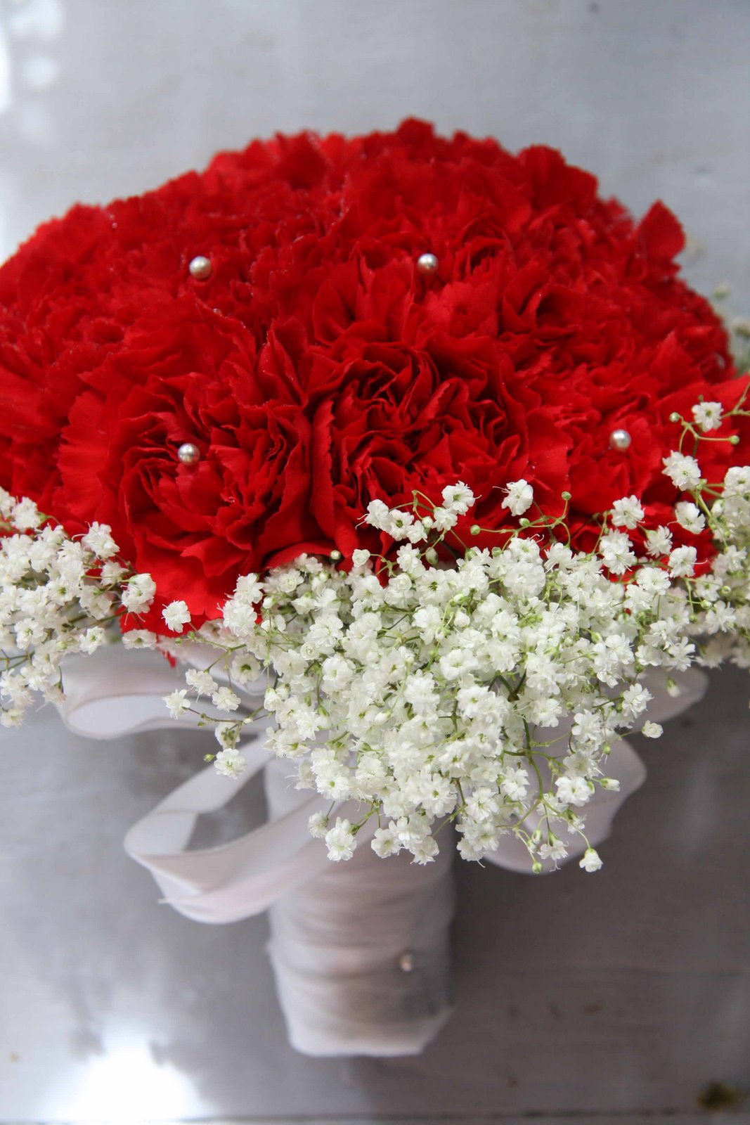 Бело розовый красный букет. Красные гипсофилы букет невесты. Букет невесты хризантемы и гипсофила. Букет невесты из гвоздик и гипсофилы.